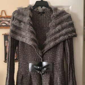 Long grey sweater with faux fur trim and double buckle